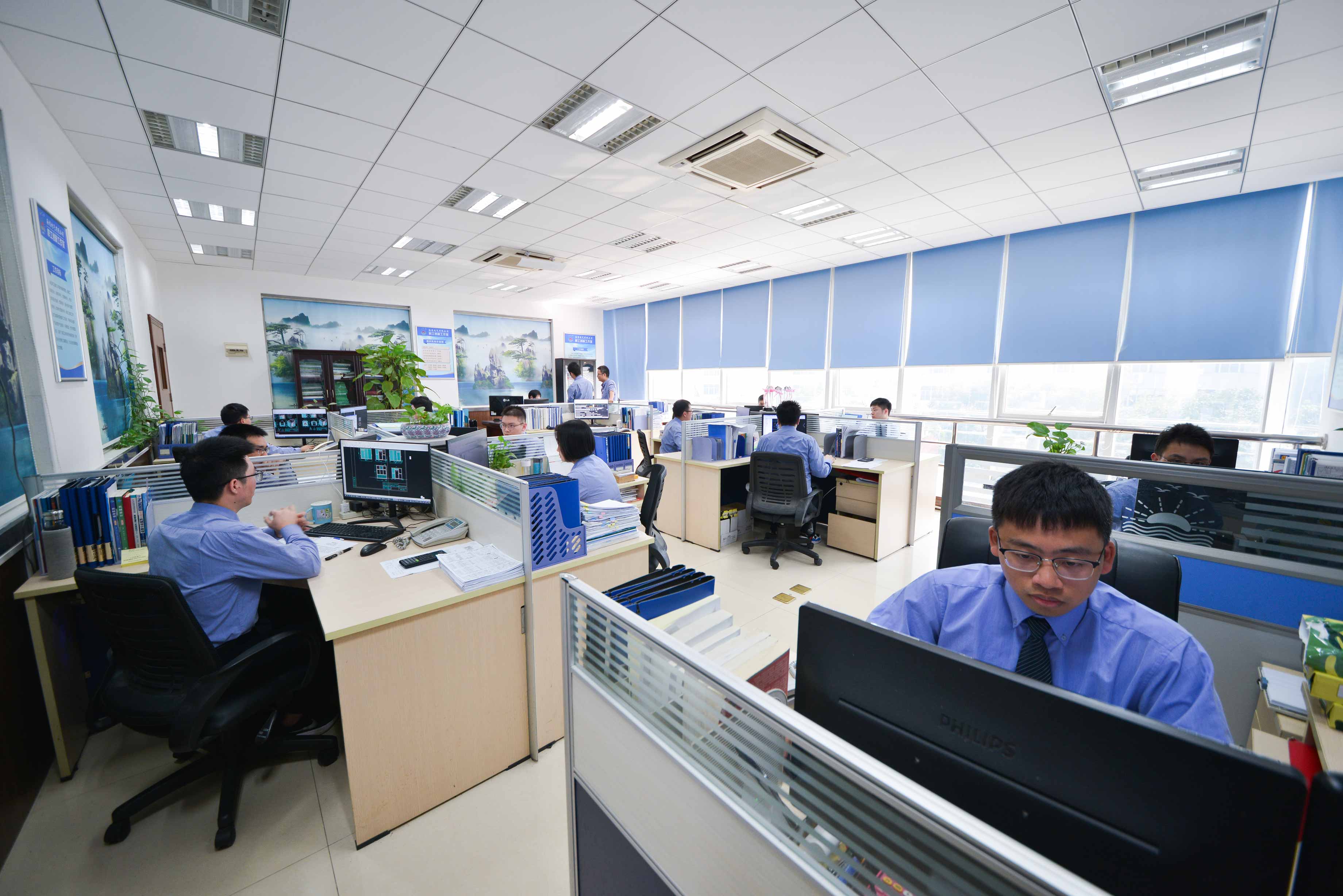 誠實守信、德才兼備、海納百川、彙聚英才